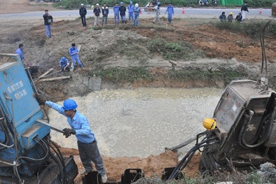 Vụ vỡ đường ống nước sông Đà: Chất lượng vật liệu, thi công có vấn đề